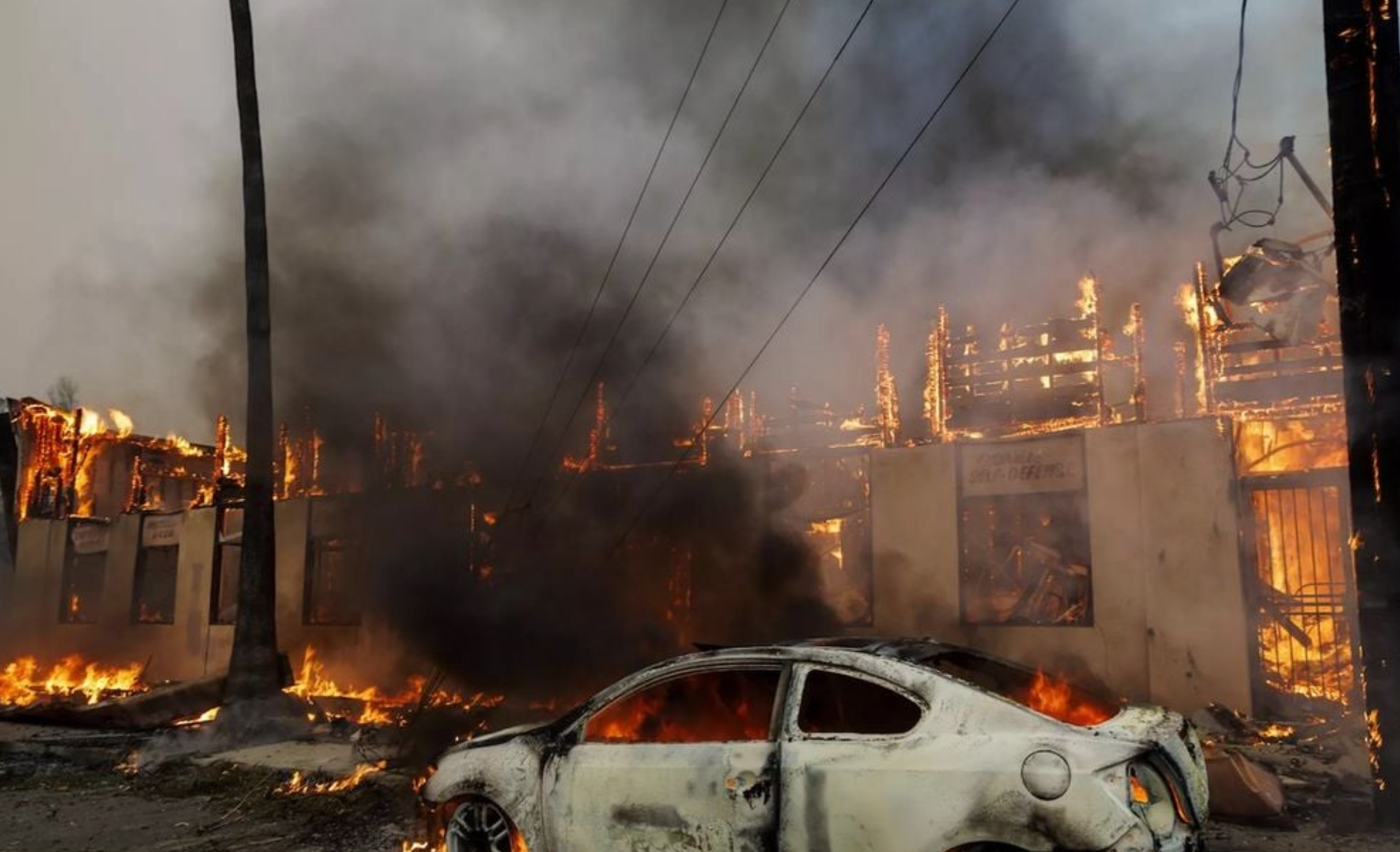 Condado de Los Angeles bajo fuego que se expande rápidamente